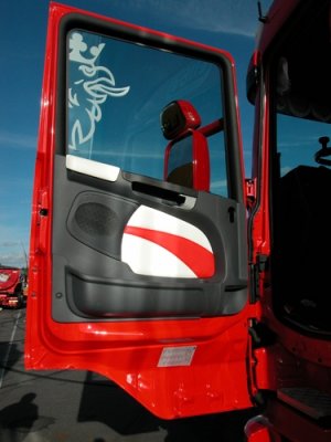 Inklädning av dörrpaneler i två färger med rand till Scania R